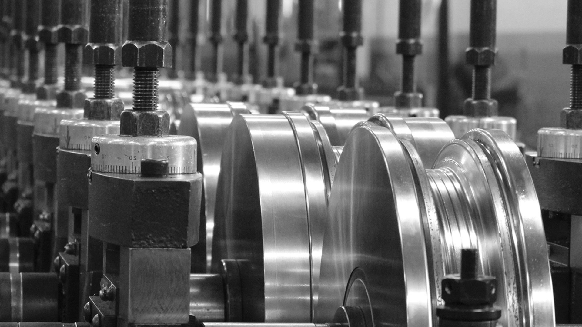 Roll tooling in a Roll-Kraft mill line